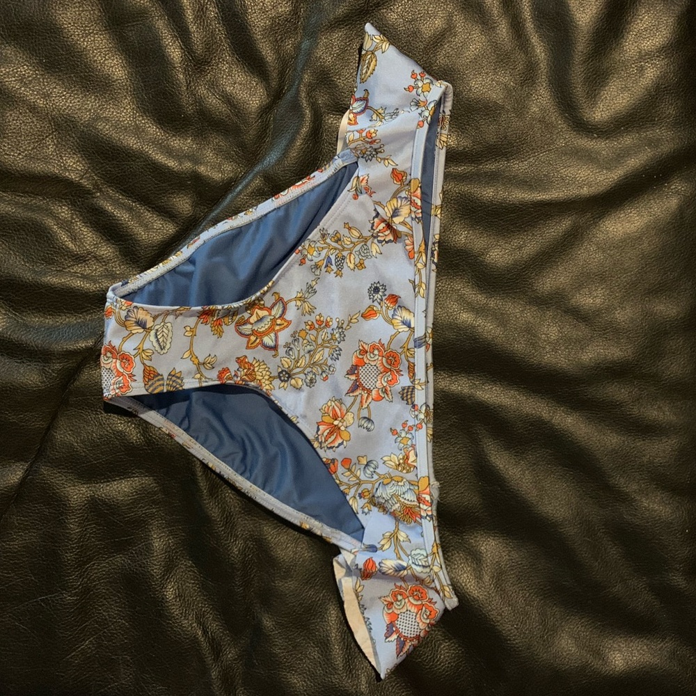 Chelsea and violet blue floral bikini bottom size large